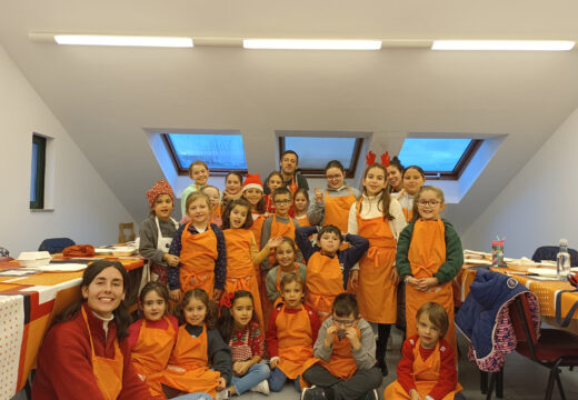 40 nenos aprenderon a elaborar doces de Nadal no obradoiro de cociña infantil organizado polo concello